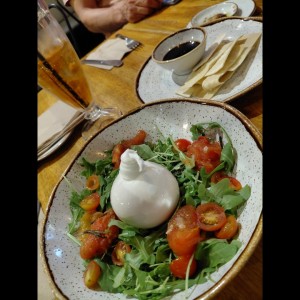 Ensalada  con burrata 