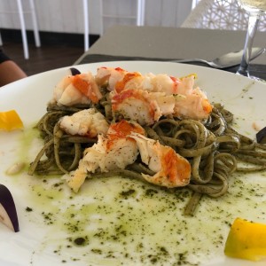 Linguini al pesto con langosta fresca