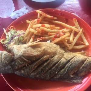 Pescado entero frito