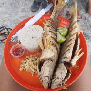 pescado frito con arroz con coco