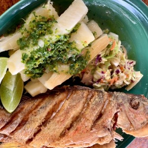 Pescado frito con yuca al mojo 