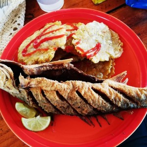 Pargo Frito con Patacones 