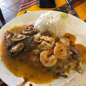 Corvina con Mariscos . deliciosa !!