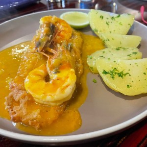 Corvina con langostinos en salsa amarilla