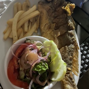 pescado frito con papas