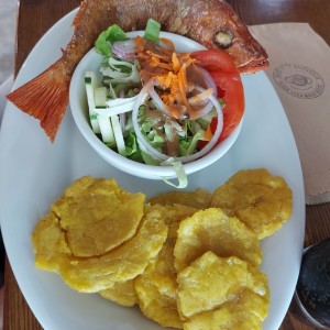 Pescado Frito con Ensalada y Patacones 