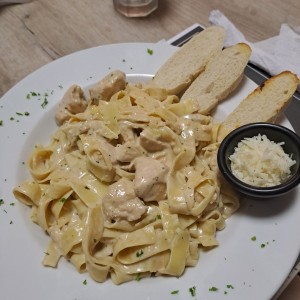 Fetuccini Salsa Alfredo con Pollo