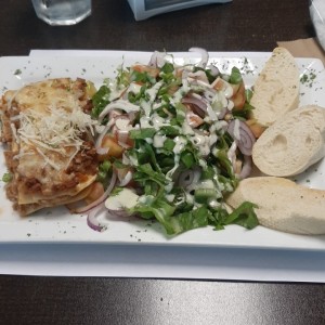 almuerzo del dia - lasagna de carne con ensalada 