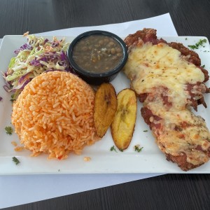 milanesa de res con arroz, lentejas y ensalada