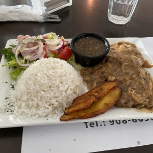 lomo de res en salsa de hongos con ensalada y arroz