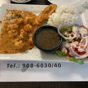 camarones al ajillo con arroz, lentejas y ensalada