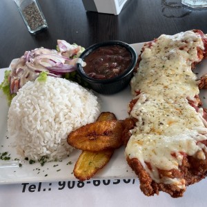 Milanesa de res con arroz, porotos y ensalada