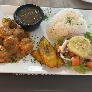 Camarones al ajillo con arroz, ensalada, tajada y minestra