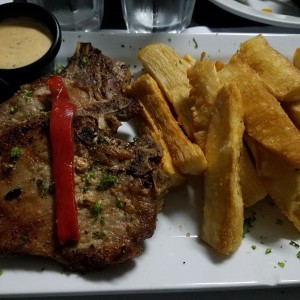 Chuletas de cerdo con yucas fritas