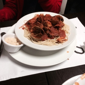 Pasta con mariscos en salsa roja