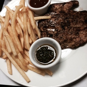 Filete de pollo a la plancha con papas fritas