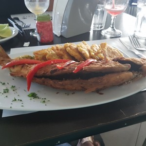 Corvina frita con patacones 