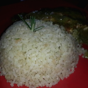 Pechuga al ajillo crmosa y arroz verde