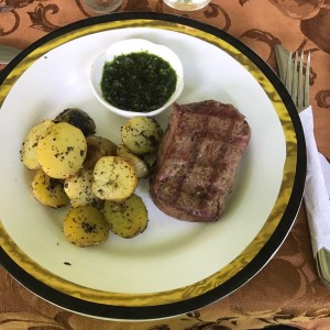 Filete Madurado a la Parrilla con chimichurri y Papas Salteadas