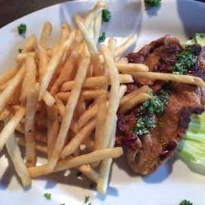 Pernil al Chimichurri con Papas Fritas