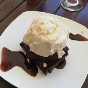 Brownie con helado 