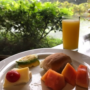 Fruutas + Panecillo + Jugo de naranja