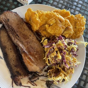 Brisket con ensalada y patacones 