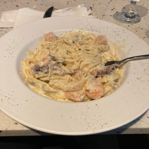 Pasta de mariscos en salsa blanca