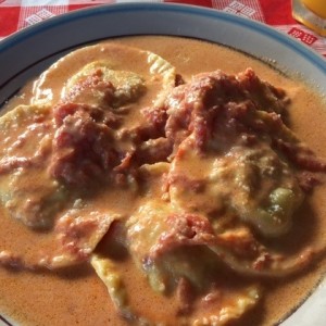 Raviolis de zapallo en salsa rosada