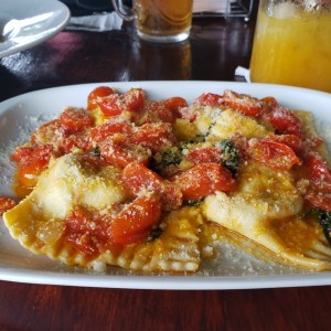 Ravioli de Ricotta, Espinaca y Tomate