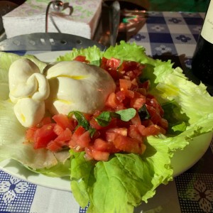 burrata con ensalada