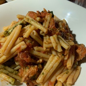 pasta con atun, tomates, alcaparras y aceitunas negras