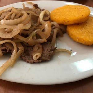 Bistec encebollado xon torillas