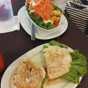 ensalada de salmon y emparedado de embutidos varios. 