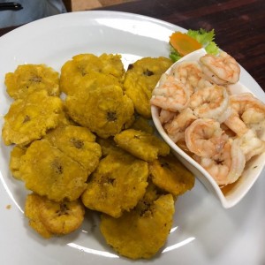 Camarones a la mantequilla con patacones. 