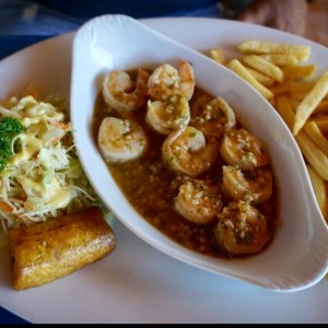 Camarones al Ajillo con Papas Fritas, Tajada y Ensalada de Repollo