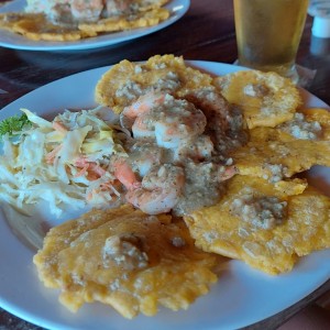 camarones al ajillo con patacones