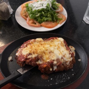 Milanesa de res con ensalada verde 