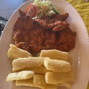 Pollo apanado con yuca