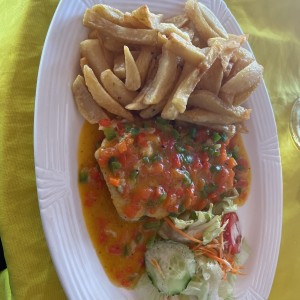 Filete de corvina con papas fritas