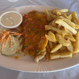 Corvina al ajillo con papas fritas