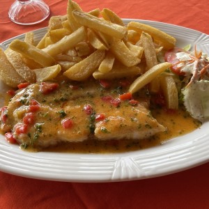 Corvina al ajillo con papas fritas