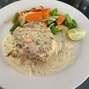 pescado relleno de camarones con vegetales