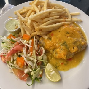 filete de pescado al ajillo con papas fritas