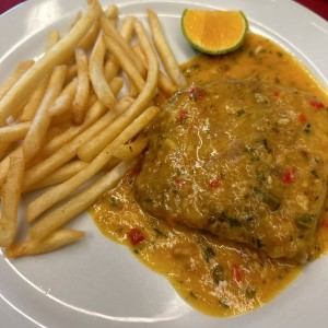 Filete de corvina al ajillo con papas fritas