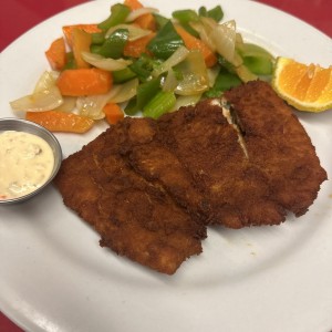 Filete de corvina apanado con vegetales salteados 