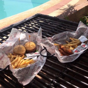 mini hamburguesas y chicken fingers 