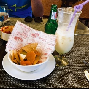 Chips y limonada de coco