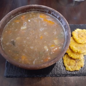 Sopa de lentejas con patacones 