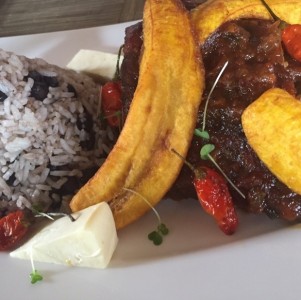 Costillas de puerco en salsa de guayaba y pico de gallo